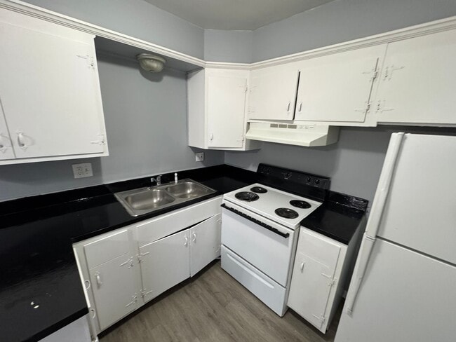 Building Photo - Warren Park 2 Bedroom Apartment w/Balcony