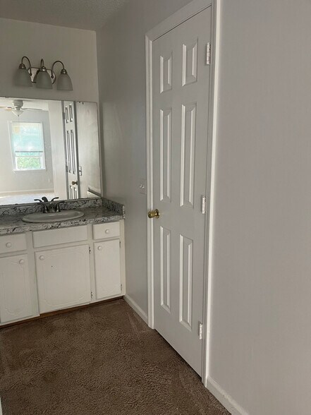 Building Photo - 11 Crescent Ln