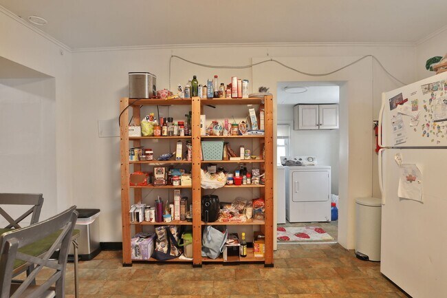 Building Photo - 4-5 BR HOUSE on Frambes close to High St / Short term lease available