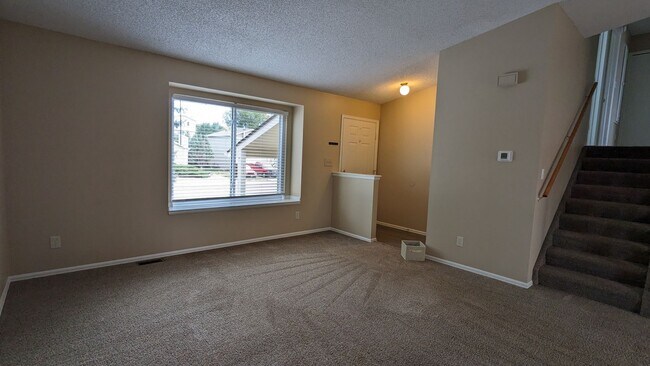 Building Photo - COZY TRI-LEVEL 3 BED/1.5 BATH WITH WOODBUR...