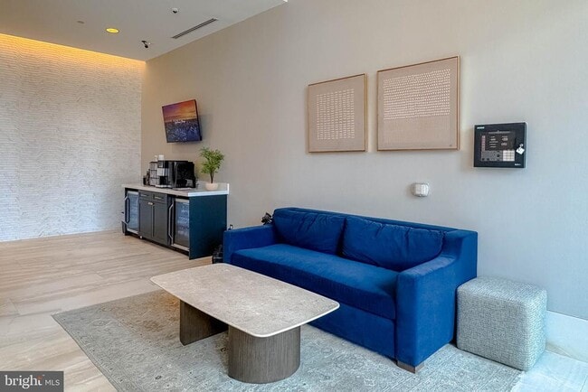 Building Photo - 675 S President St