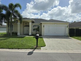 Building Photo - 1202 Hatteras Cir