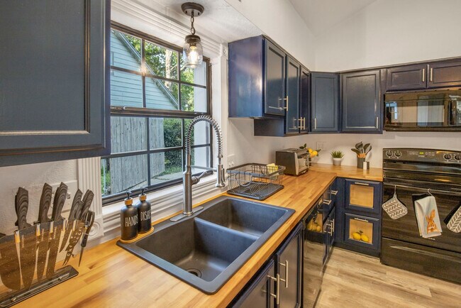 Building Photo - 206 St Cloud Dr