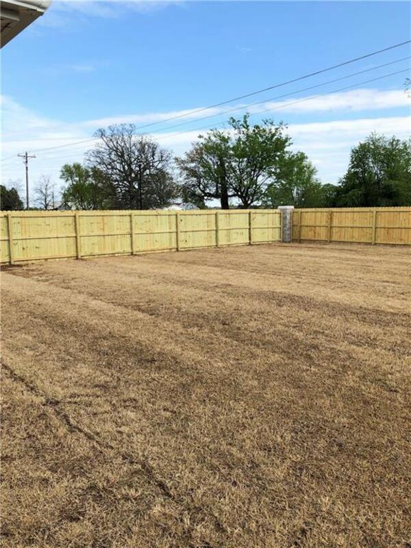 Building Photo - 1725 Tracey Rd