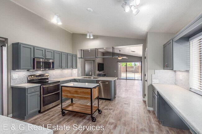 Building Photo - 3 br, 2 bath House - 3431 E Menadota Dr