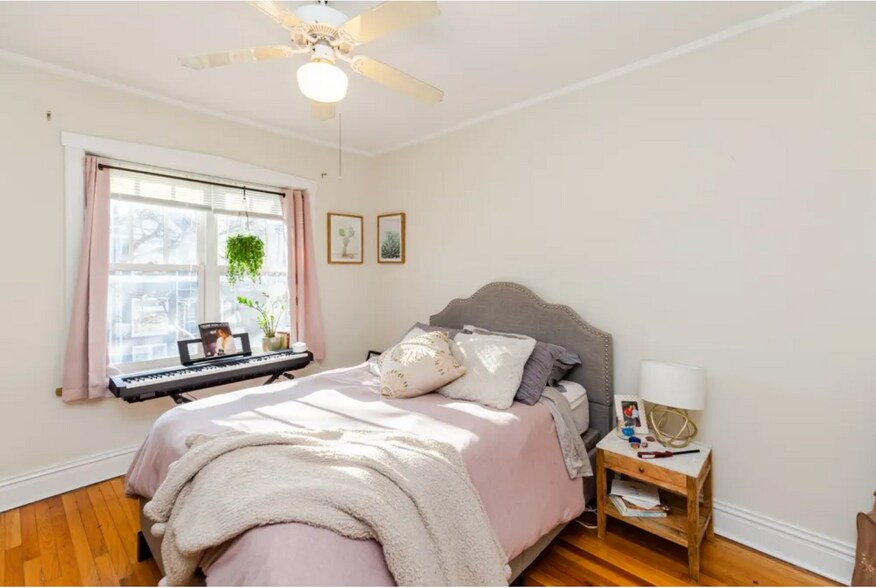 Building Photo - 823 W Wrightwood Ave