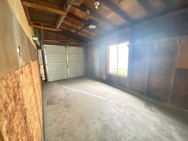 Building Photo - 5 bed 1.5 Bath Single Family Home! Near NDSU!