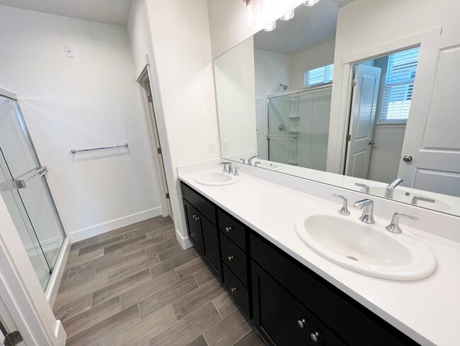 Building Photo - Well maintained 4-bedroom, 2-bathroom home...
