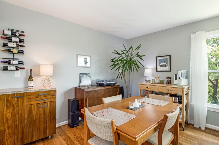 Building Photo - 2158 Brookview Dr