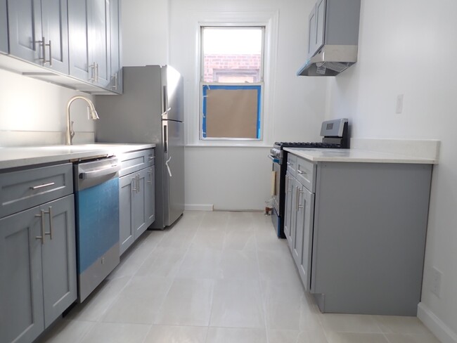 Building Photo - 663 E 94th St