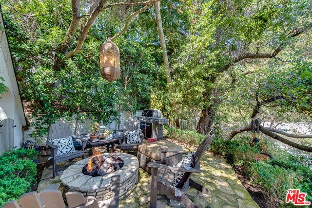 Building Photo - 8900 Hollywood Hills Rd