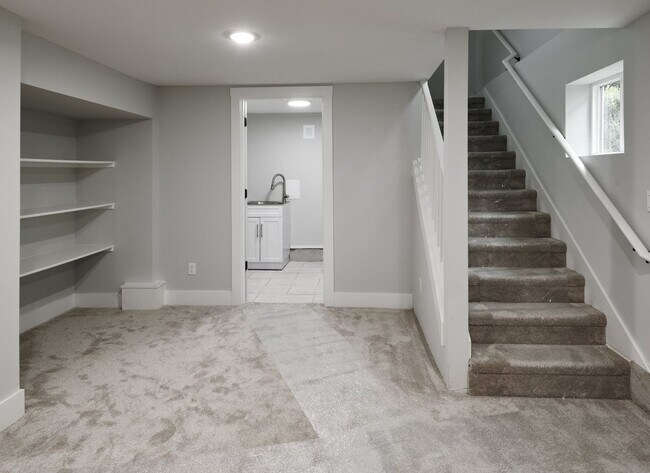 Building Photo - 4 Bed, 3 Bath Remodeled Home Near Mt Tabor Park!