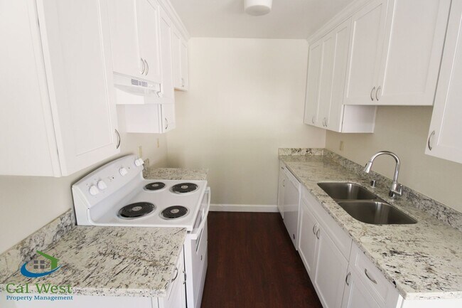 Building Photo - $2595 - 2 Bedroom, 2 Bath Upstairs Condo i...