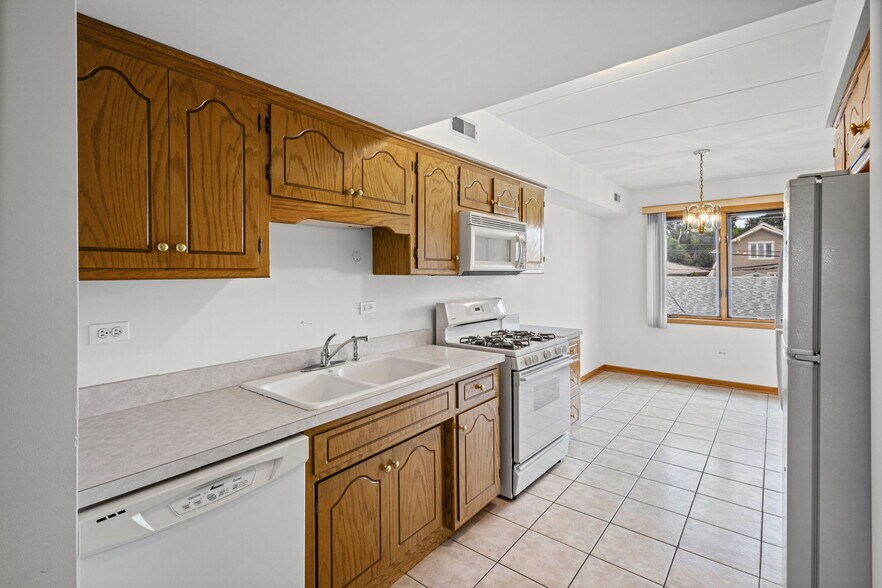 Eat-in Kitchen with dishwasher - 5632 S Narragansett Ave