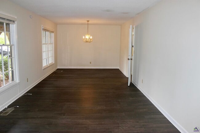 Building Photo - 1004 Ridge Cir S