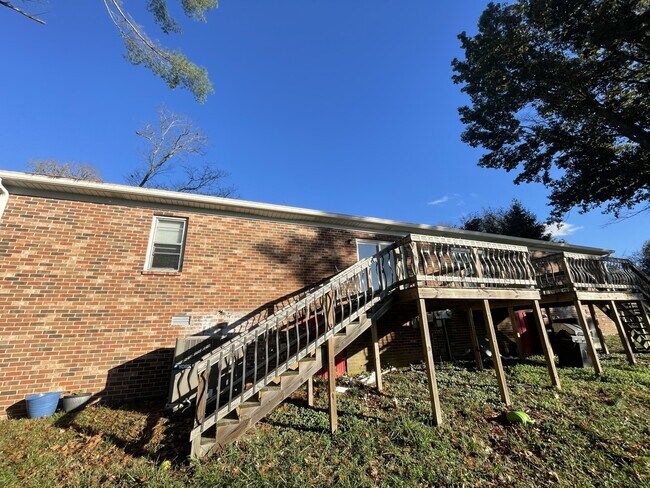 Building Photo - 2206 Country Club Ln
