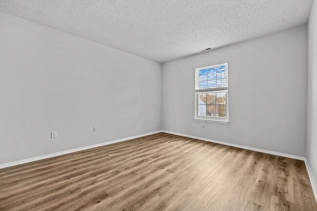Building Photo - Beautiful condo in Great Neck Landing