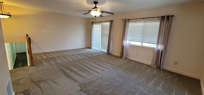 Building Photo - 3 Bedroom W/ an Office in Country Club Est...