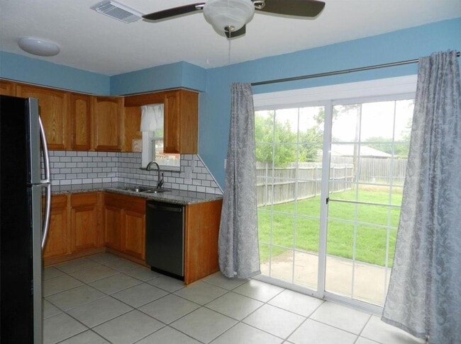 Building Photo - 6411 NW Compass Dr