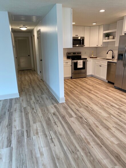 Building Photo - 223 Woodglen Dr