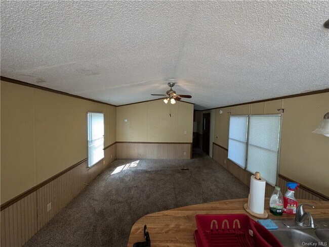 Building Photo - 5 Willow Tree Ln