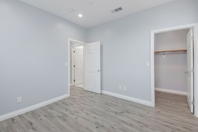 Building Photo - 513 S Oak St