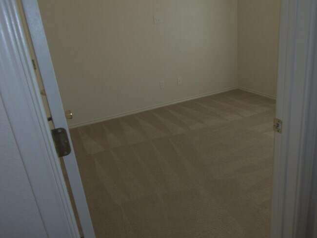 Building Photo - 4 Bedroom 2 Bath