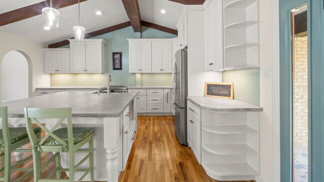 Building Photo - 5745 Riviere Dr