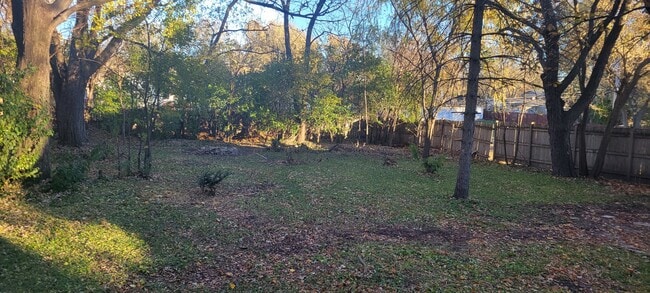 Building Photo - 6921 Clarendon Hills Rd