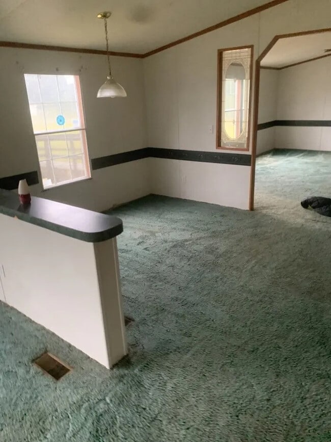 Building Photo - 3 Bedroom 2 Bedroom House