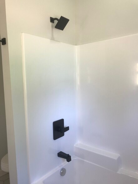 Main Bath Tub Shower - 19609 SE Chitwood Rd