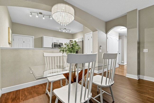 Building Photo - Charming & Updated Unit in Prime Denver Location