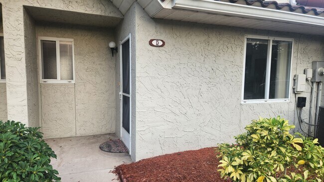 Building Photo - 2 bedroom 2.5 bath