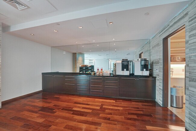 Building Photo - 101 S Fort Lauderdale Beach Blvd