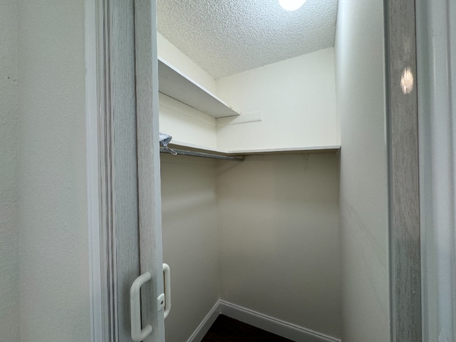 Building Photo - 213 Amellia Pl