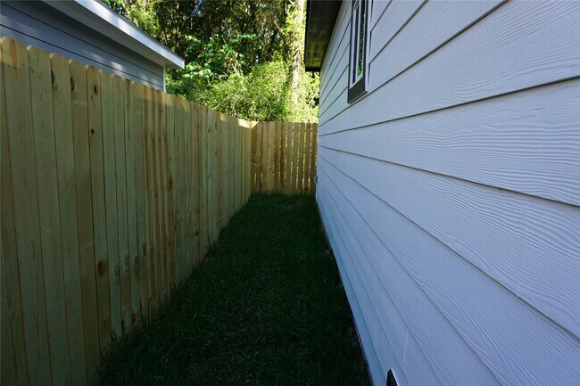 Building Photo - 9864 Arbor Oak