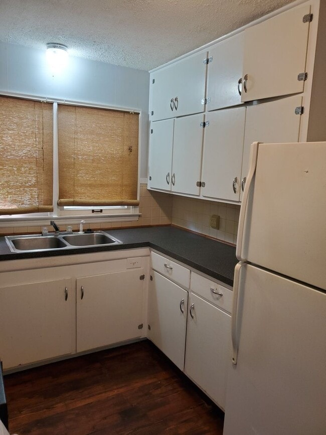 Building Photo - Nice 2 bedroom very near College Hill park