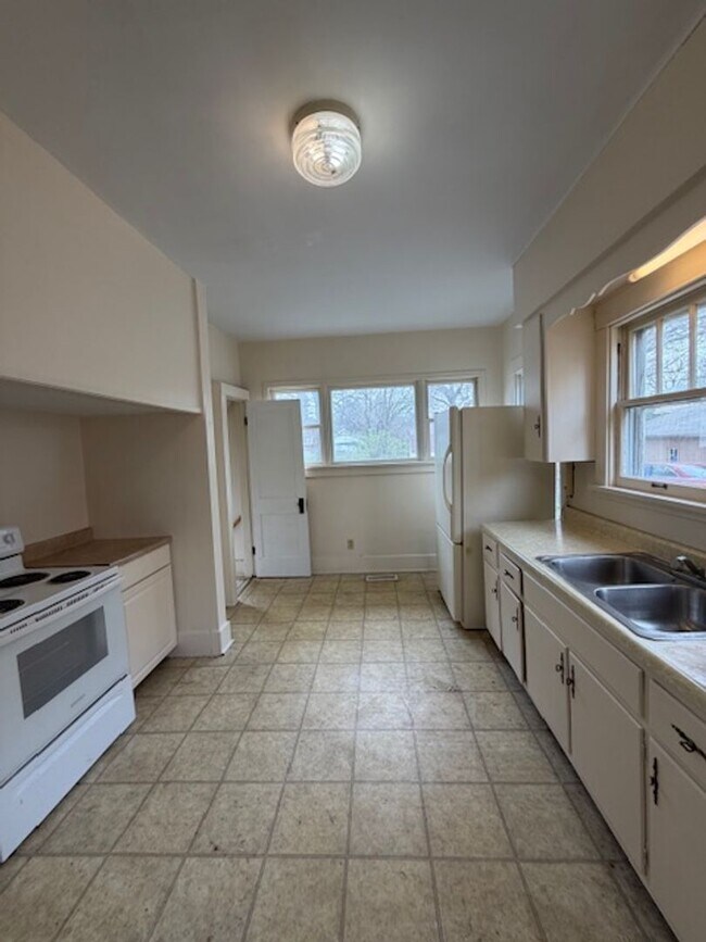 Building Photo - House for Rent in Canton