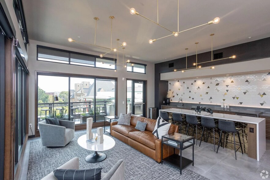 Building Photo - 409 Oak St