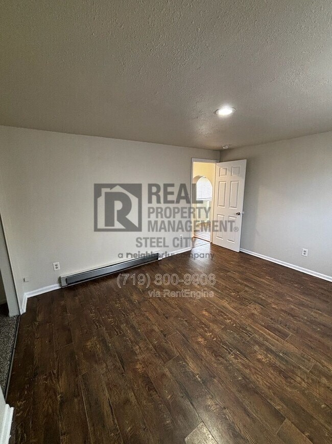 Building Photo - 927 E 1st St