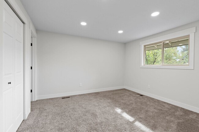 Building Photo - Gorgeous South Hill Home