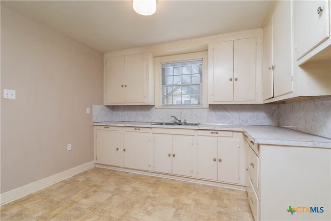 Building Photo - 712 S Walnut Ave