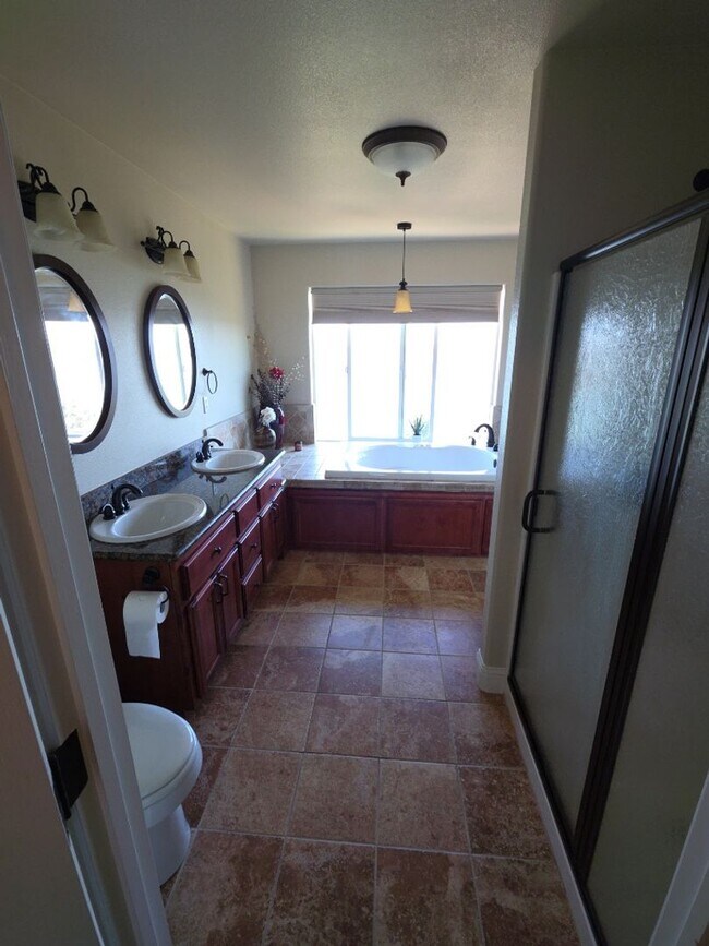 Building Photo - Stunning Lake Views in Riviera West