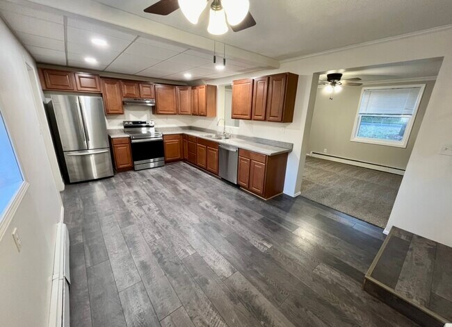 Building Photo - 1207 Rosewood Dr NE