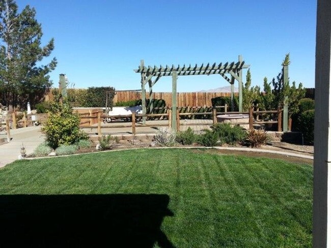 Building Photo - spacious 3 bedroom 2 bath home with beautiful yard, jacuzzi,  indoor laundry room