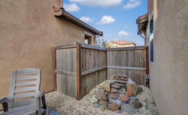 Building Photo - Stunning Natomas 5/3! PLEASE READ ENTIRE A...
