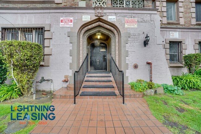 Building Photo - 1518 3/5 Wilton -404D