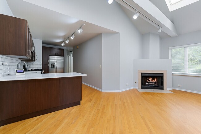 Building Photo - 837 N Marshfield Ave