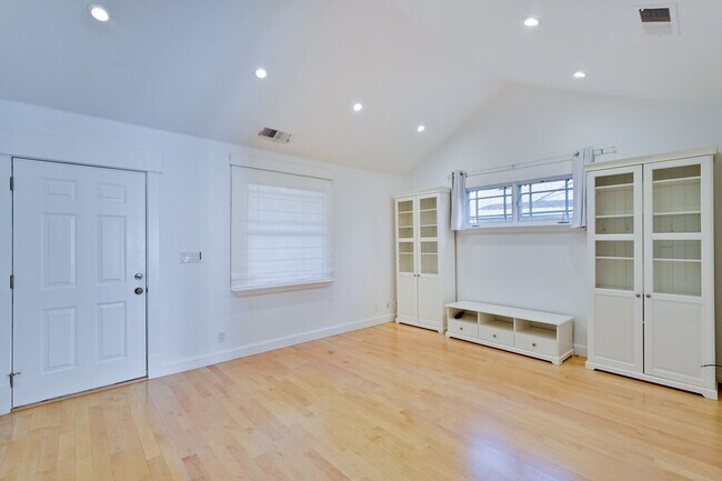 Building Photo - Quaint and Cozy One-Story Craftsman-style Home nestled in the sought-after Sunnyvale neighborhood...