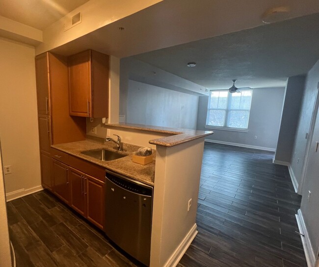 Building Photo - Bright and Modern 1 Bed 1 Bath Unit In Sou...